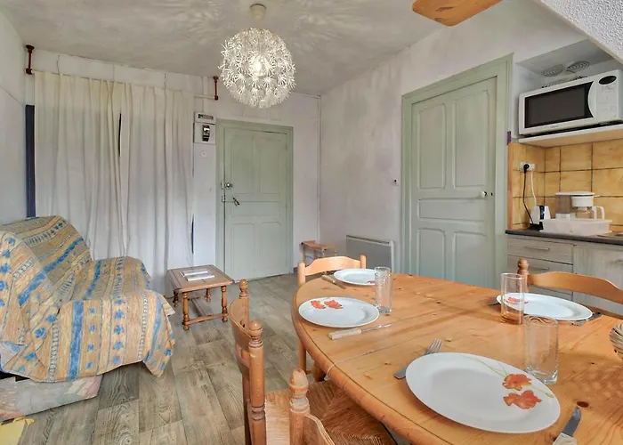 Au Nid Du Gypaete Oiseau Local * Bedous