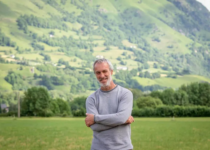 Au Nid Du Gypaete Oiseau Local Bedous